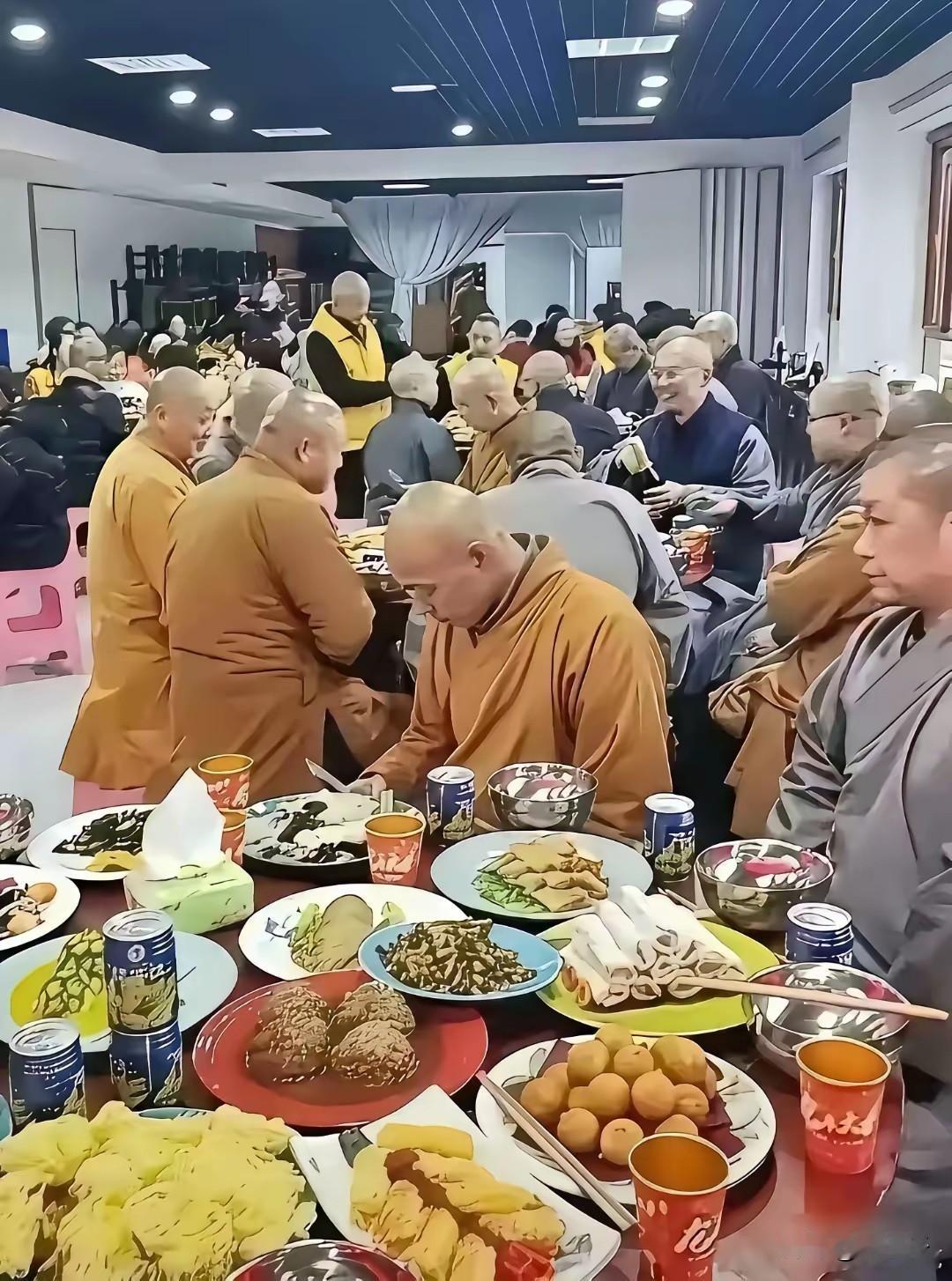 虽然不是荤的，但做成荤菜的模样看起来也挺有食欲的，怪不得瘦和尚少，肥头大耳的多！