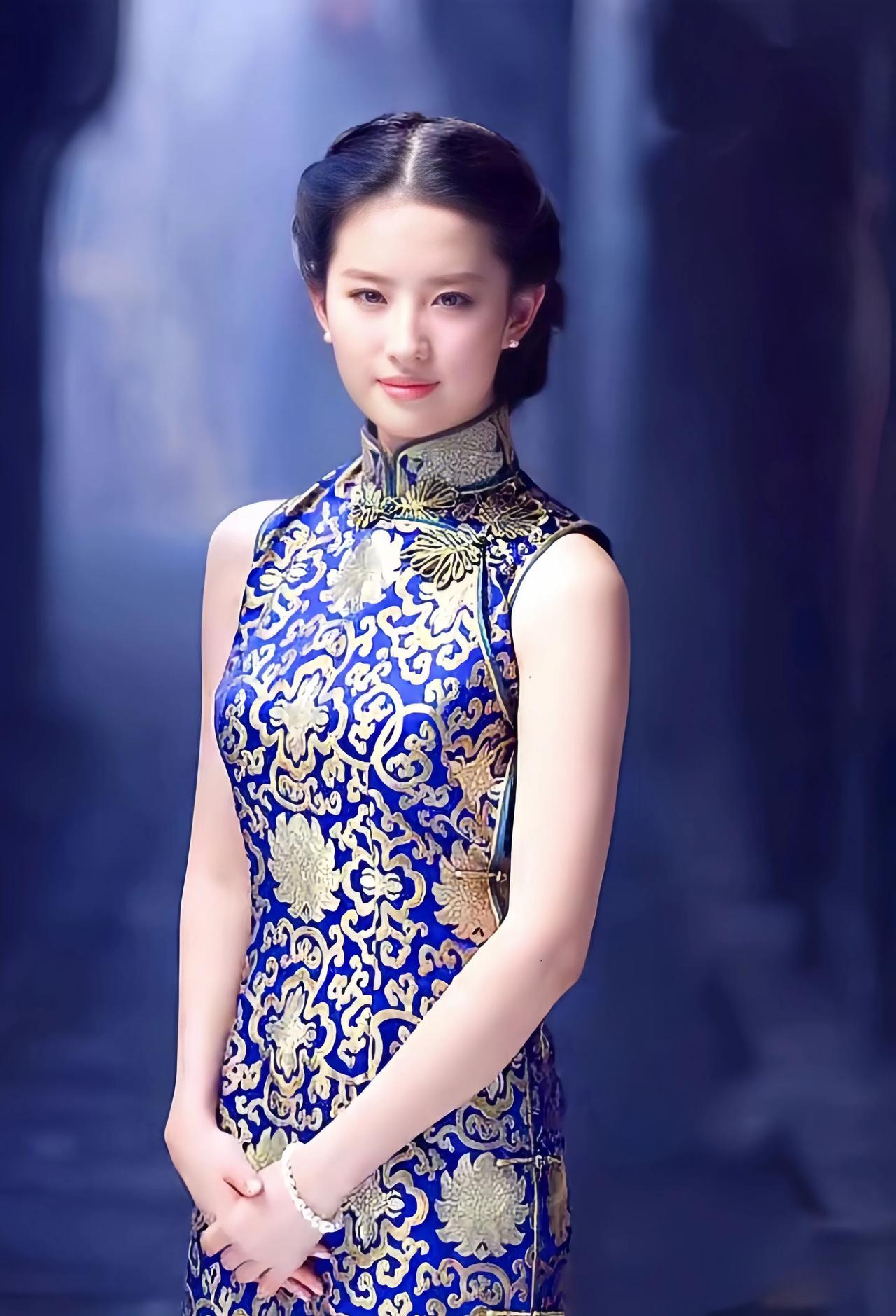 美丽的青花瓷！她把这衣服简直穿活了，展现出了不同寻常的气质！美得不可方物啊！#刘