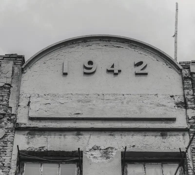78年前也就是1945年左右，那时的民办教师条件极其艰苦。他们不算国家职工，工资