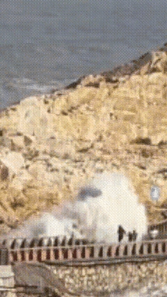 海边浅滩的海水也就是刚到腿肚子深，而且海面看似风平浪静，仰面躺在浅滩上把双腿用力