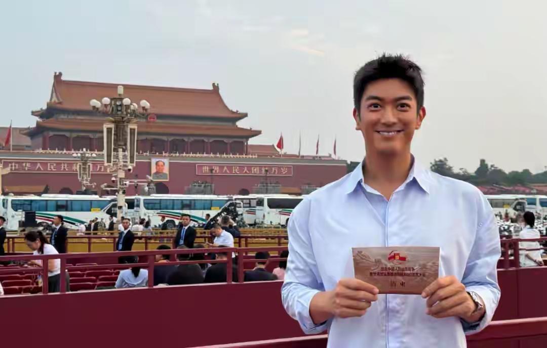 参与阅兵的明星目前已知只有两个！

第一个是杜江！第二个是甄子丹！

杜江在参加