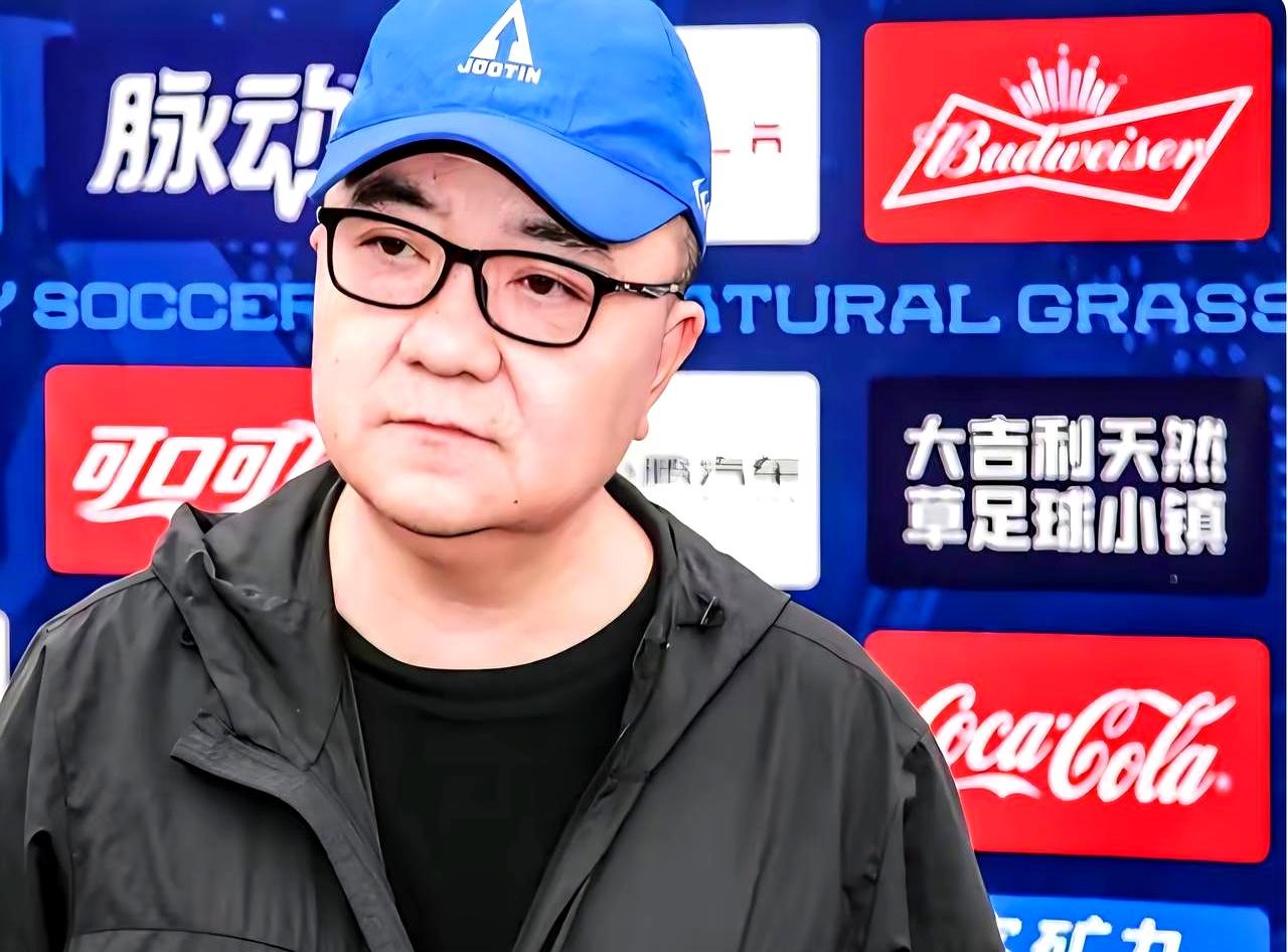 别看她以前是青年演员，还是选美冠军，结婚后却几乎不怎么露面了。
她就是胡艳，董路