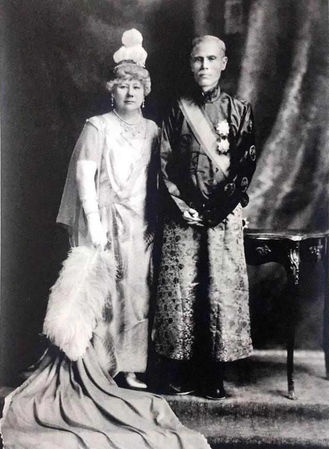 1881年，一女子嫁给香港首富后，多年未孕，无奈之下只能恳求表妹当妾。没想到表妹