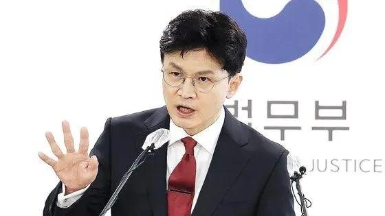 尹锡悦闯祸、韩东勋辞职，背后有3个原因：


1.替尹锡悦背锅，可见尹锡悦在执政