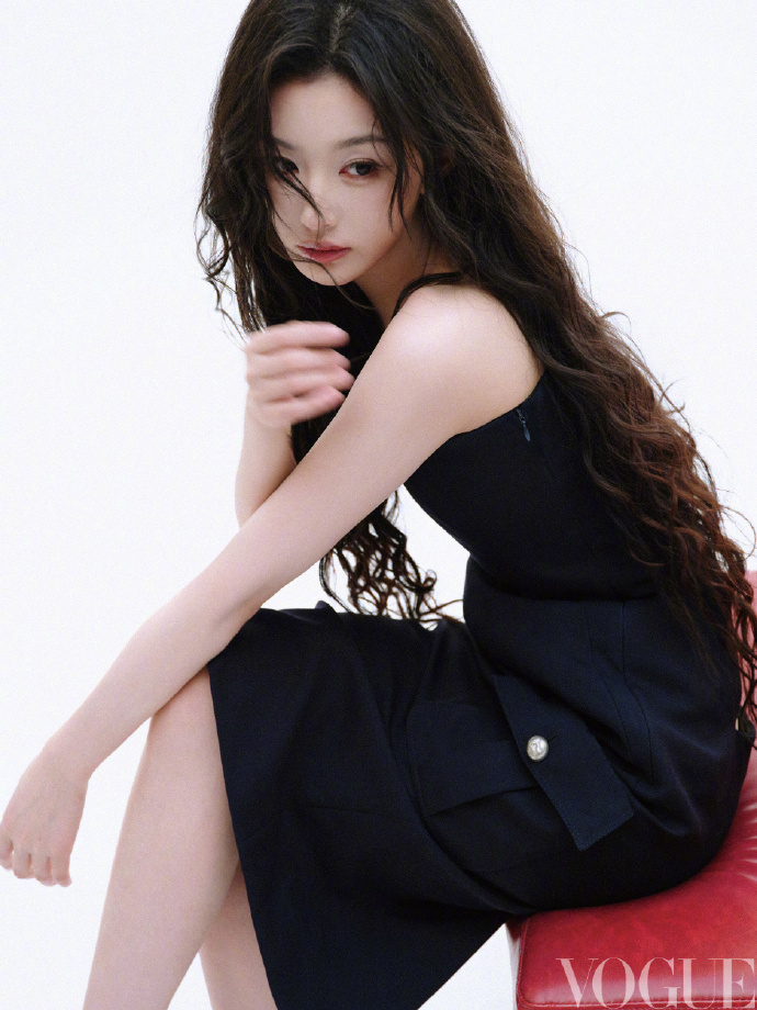 孔雪儿鲜活入戏VOGUE大片，好舒展自在的美