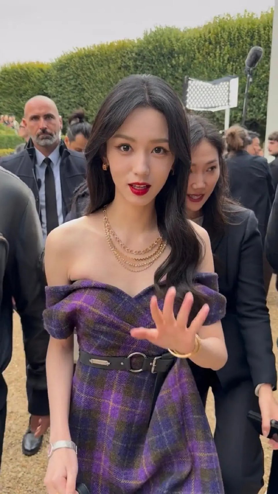 周也脸尖成这样了都 ​​​