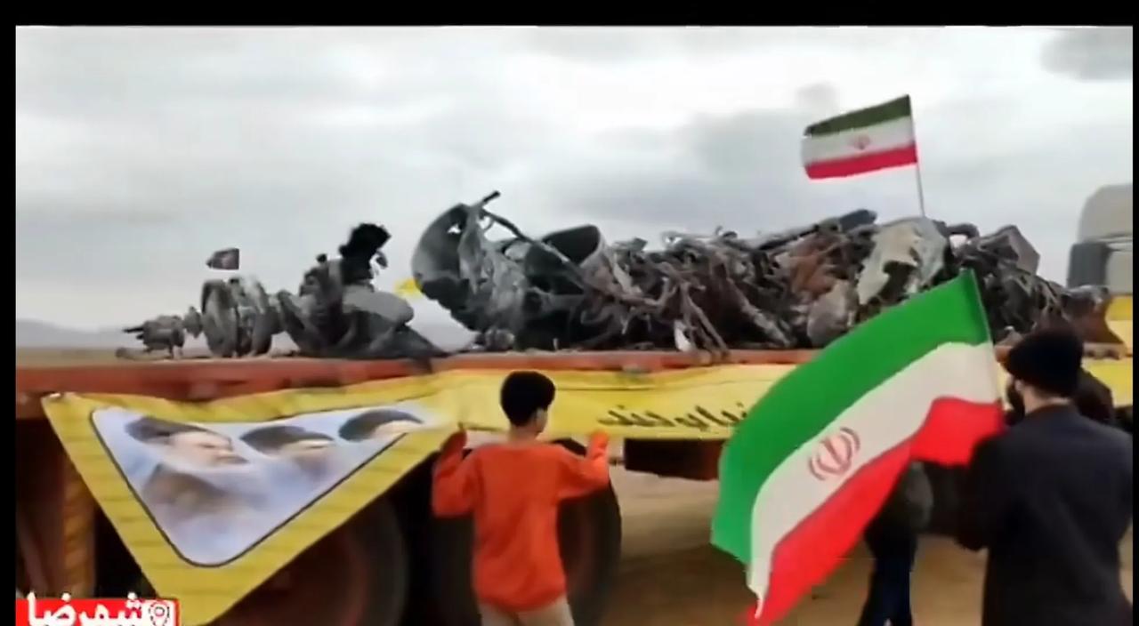 伊朗把美国飞机的残骸拉出来进行公开展示，而且场面搞得很大，对美国进行直接羞辱，同