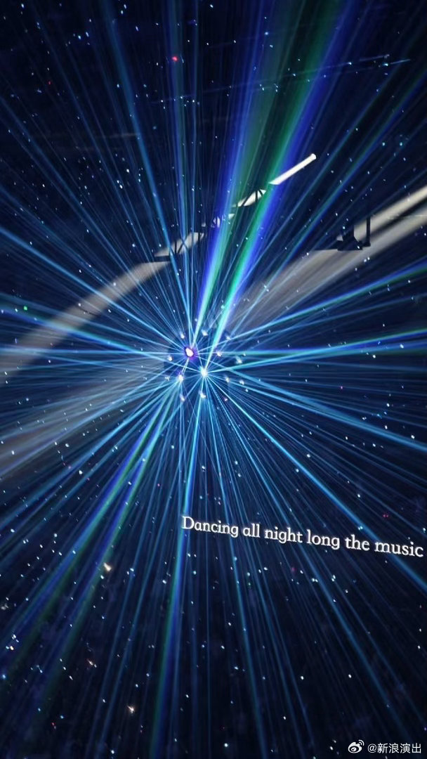 新裤子赚点钱全花舞美上了谁懂啊！新裤子现场的飞碟舞台和丁达尔光束真的美到失语，灯