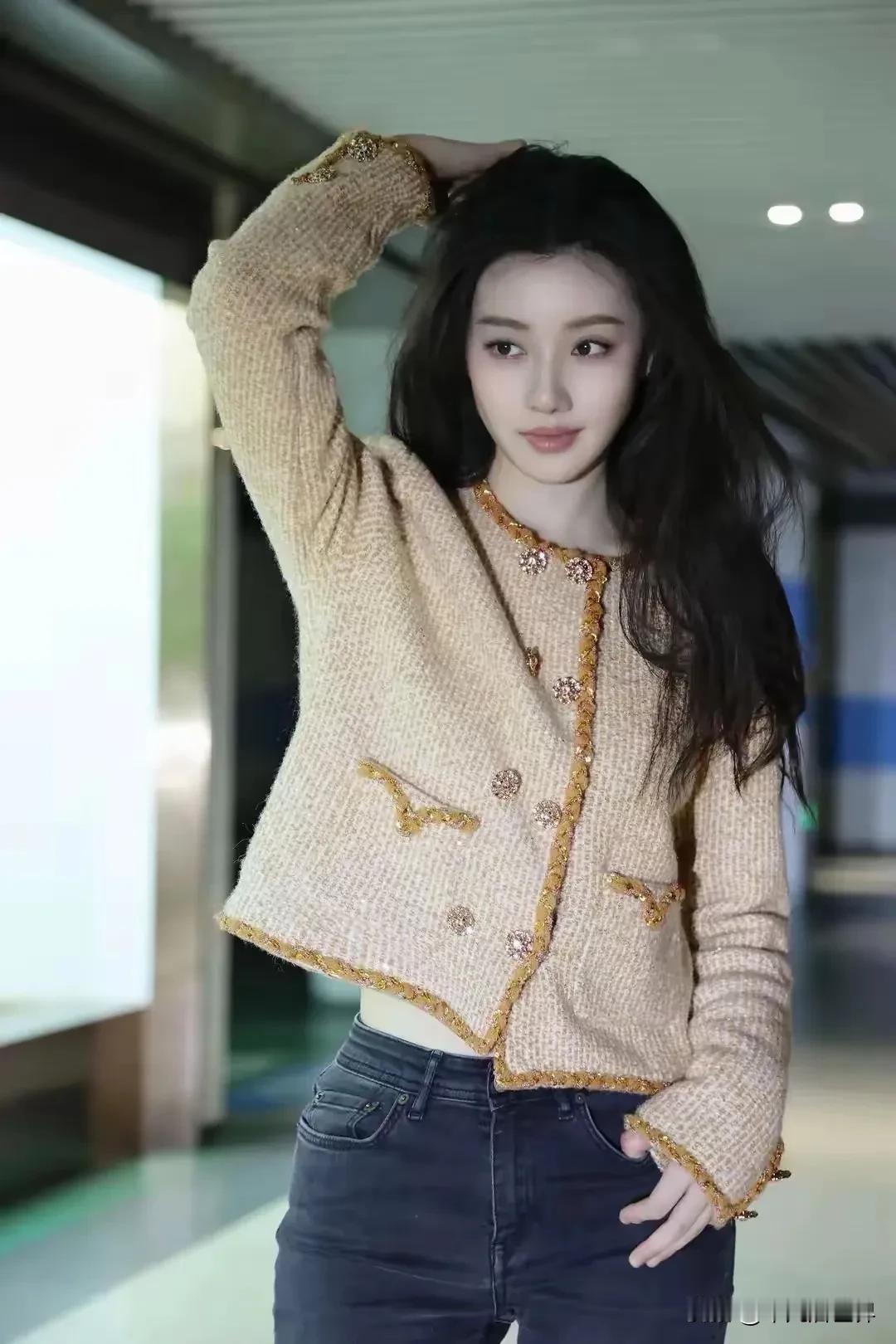 轻抚发梢，笑靥如花。