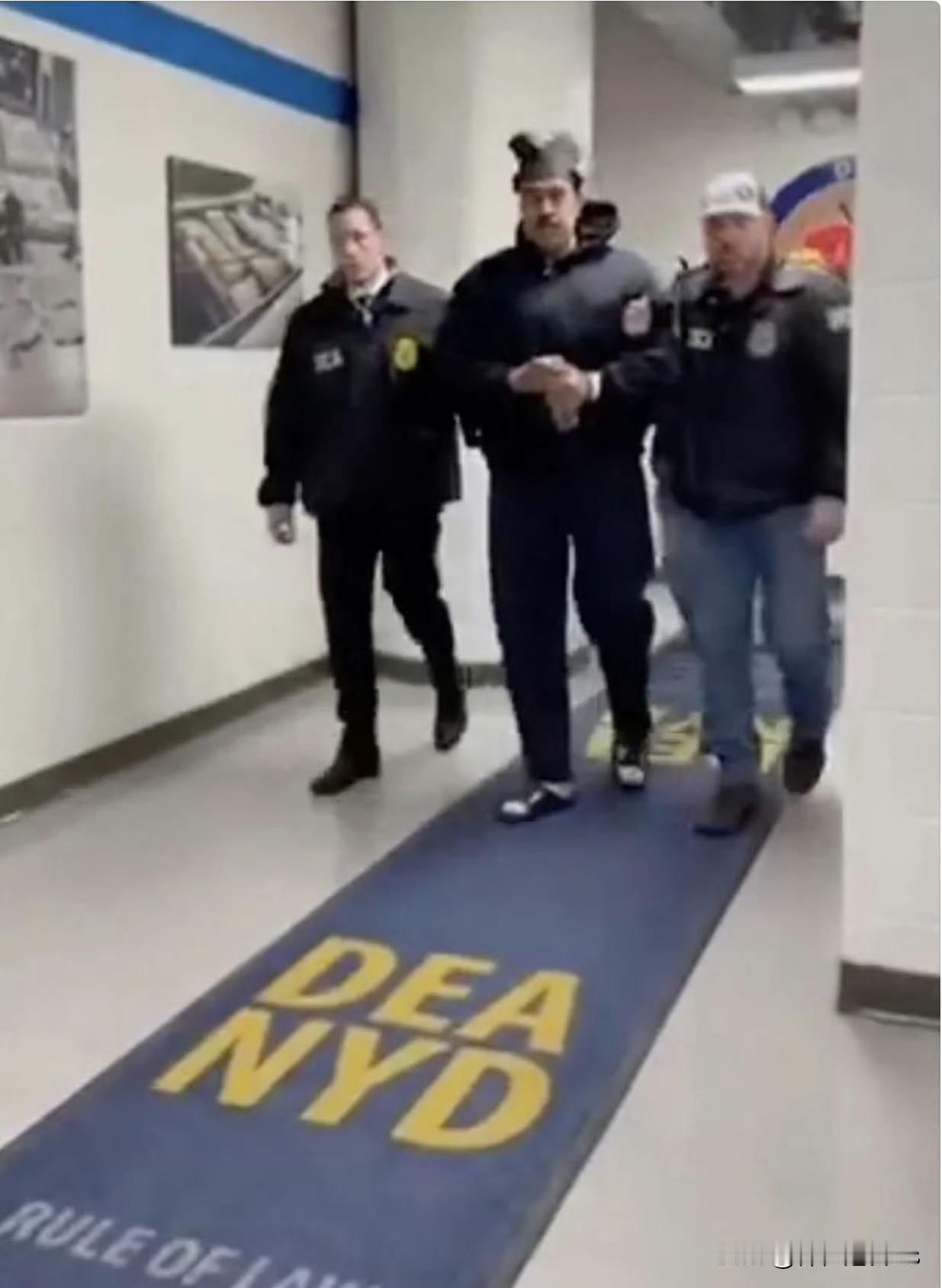 消息：马杜罗将于周一出庭

据路透社报导，美国司法部官员说，预计马杜罗将于周一在