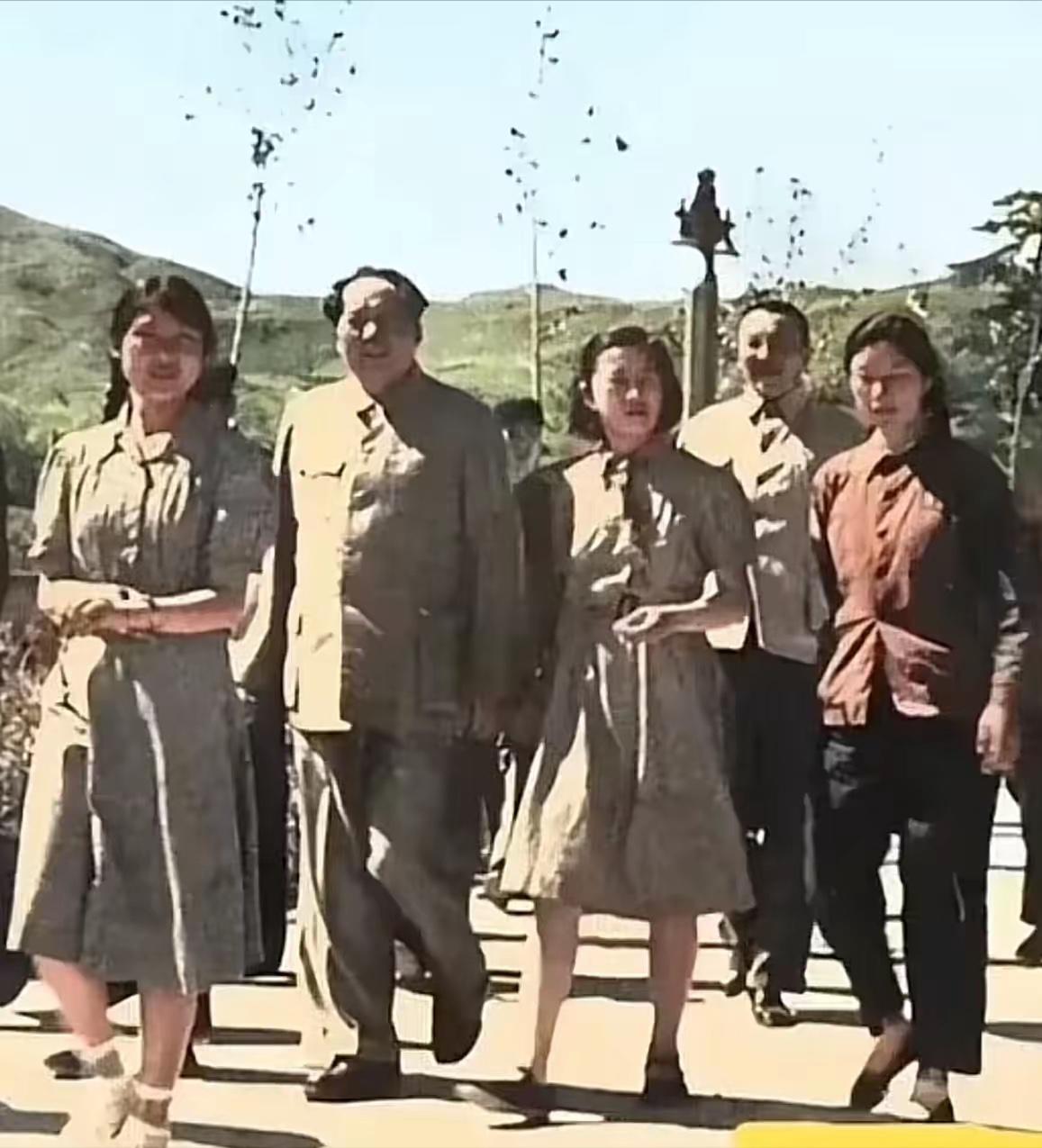 这是17岁的李敏和父亲毛主席，以及妹妹李讷等人的真实合影，都看看吧，这可不是演员