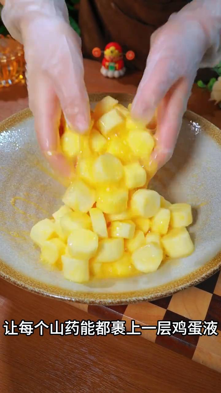 蛋黄酱山药。
10个人有12个人都不知道，把山药倒入滚烫的开水中，出锅瞬间就是一