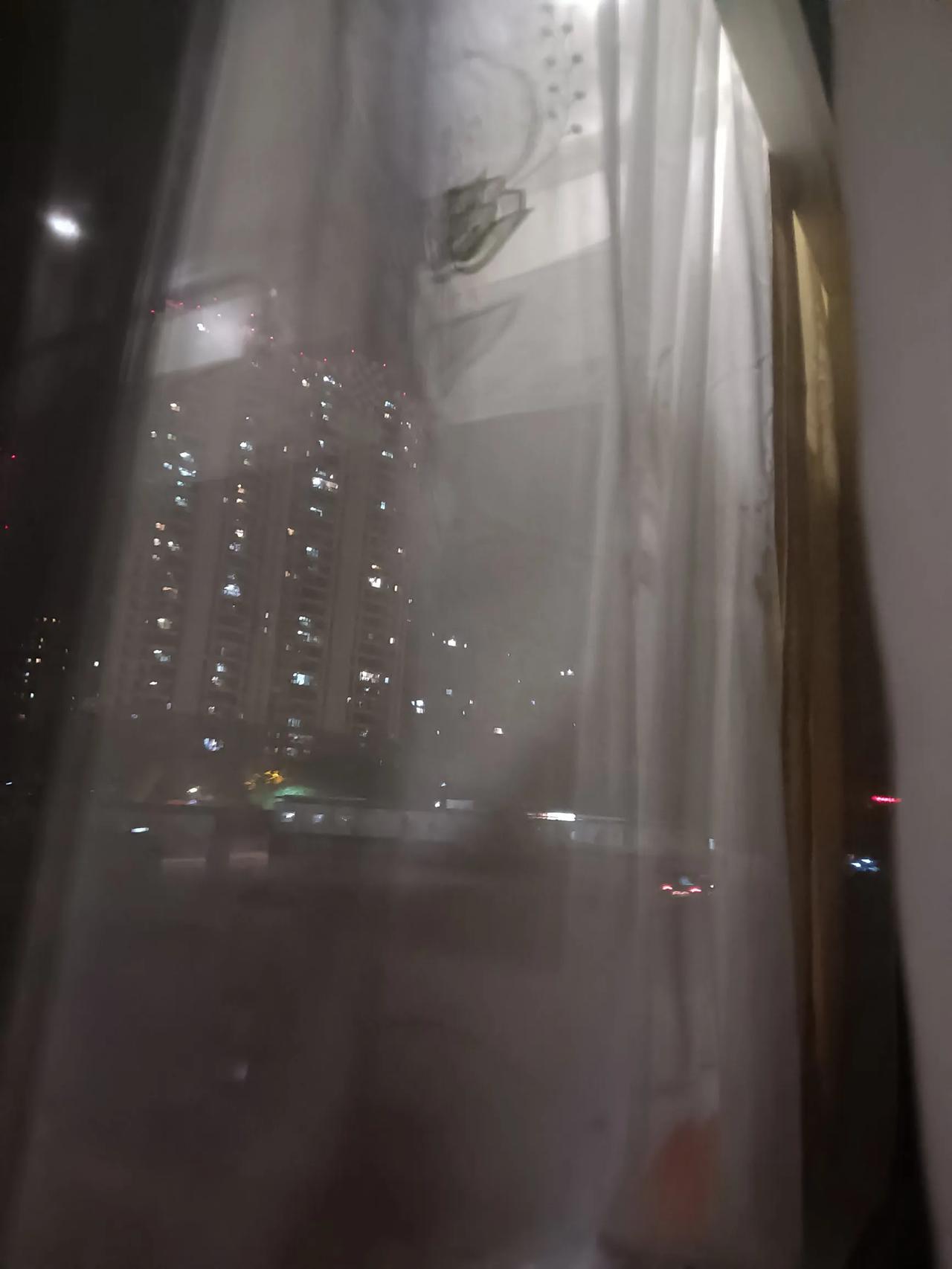 《秋意闲情》珠乡小女
秋韵斑斓映日常，静赏岁月韵悠长。
金风瑟瑟拂林叶，丹枫如火