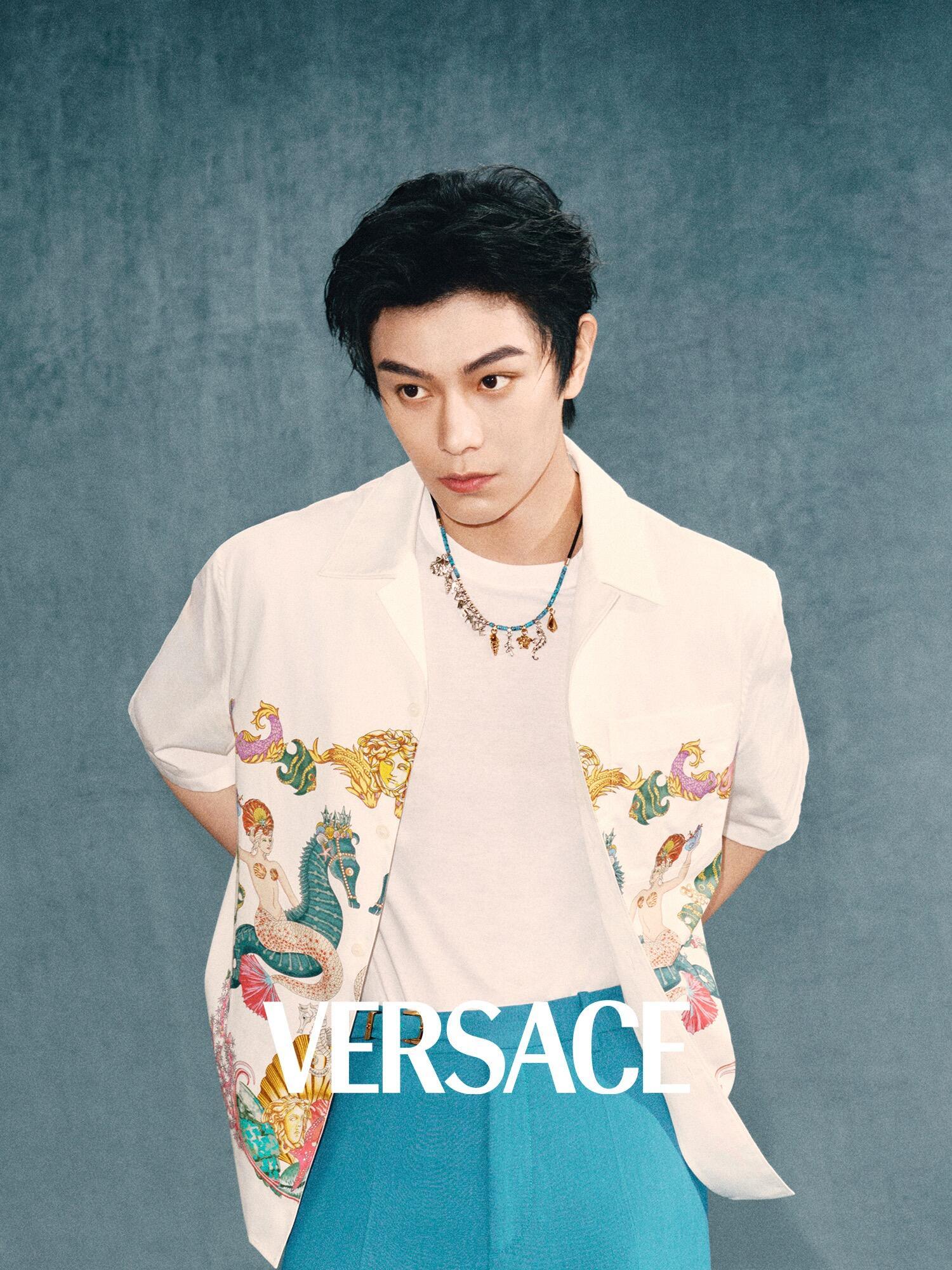 丁禹兮 × VERSACE La Vacanza 2025随着全平台官宣，全球品
