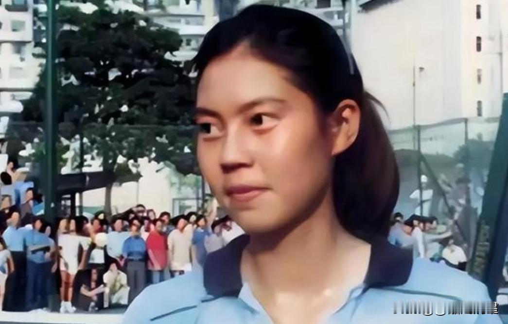 1982年她在比赛期间背叛了祖国，以“政治避难”为由投向了美国的怀抱，令中国队痛