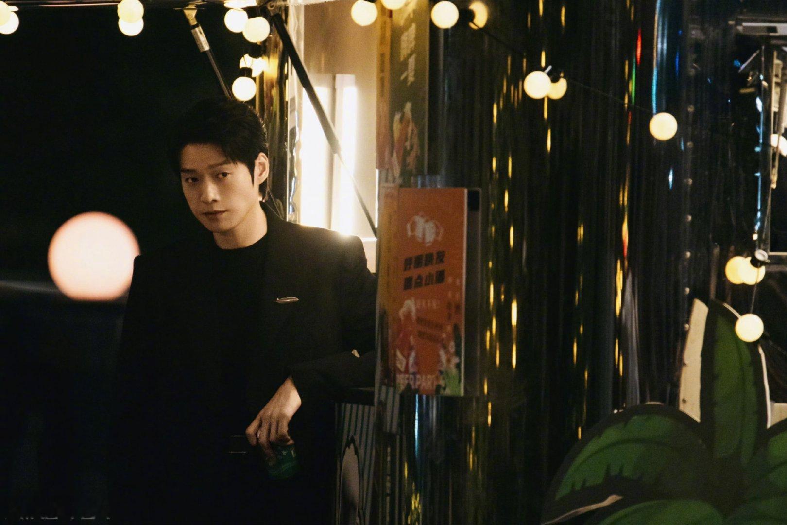 魏大勋十日终焉人设 表面是温文尔雅的“天堂口”首领，背地里却是阴郁癫狂的灰色地带