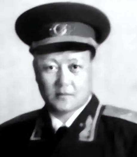 1949年，解放军师长刘炳彦去北京饭店吃饭，突然看到一个服务员举止异常，还有些眼