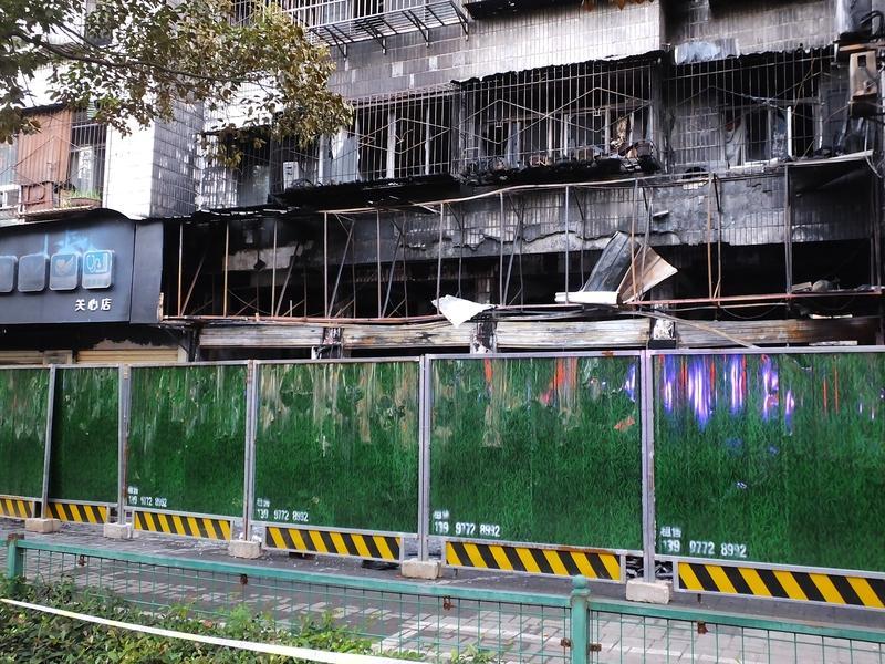 门店起火有人逃生时坠楼屋顶被砸穿 广西一家门店起火，有人逃生时坠楼，还将屋顶砸穿