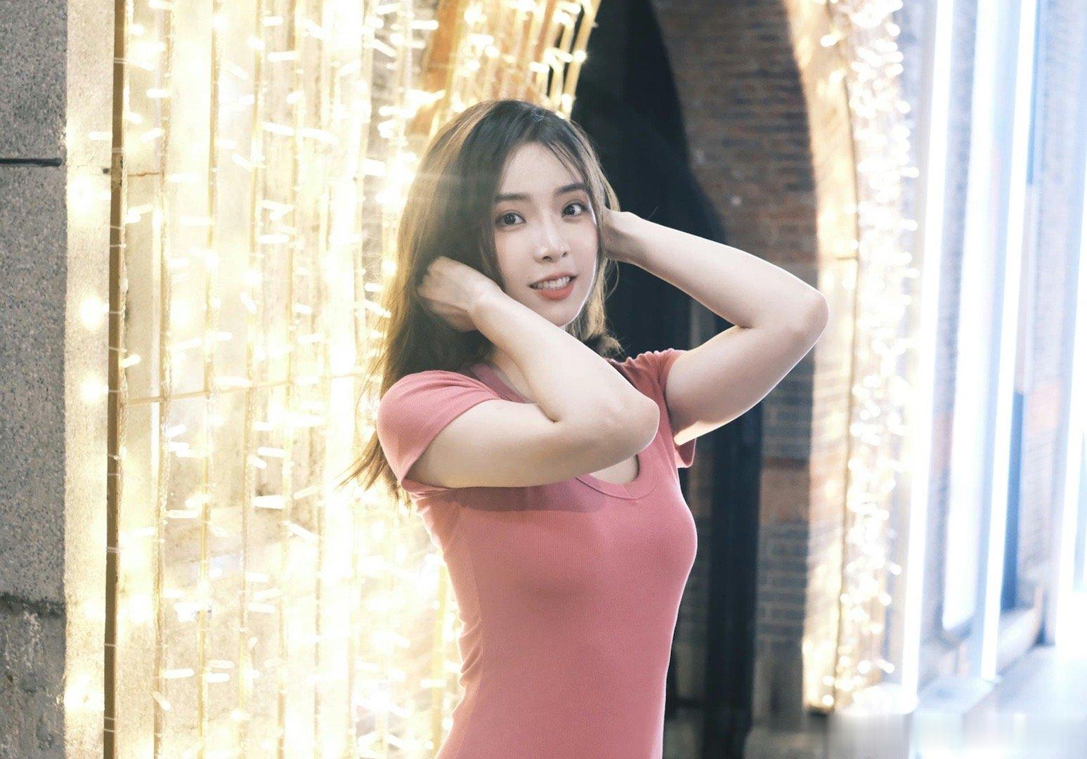 羡慕管哥每一天！阿姨怎么越来越年轻呀[舔屏]满满的少女感 管泽元📷！余霜晒照：