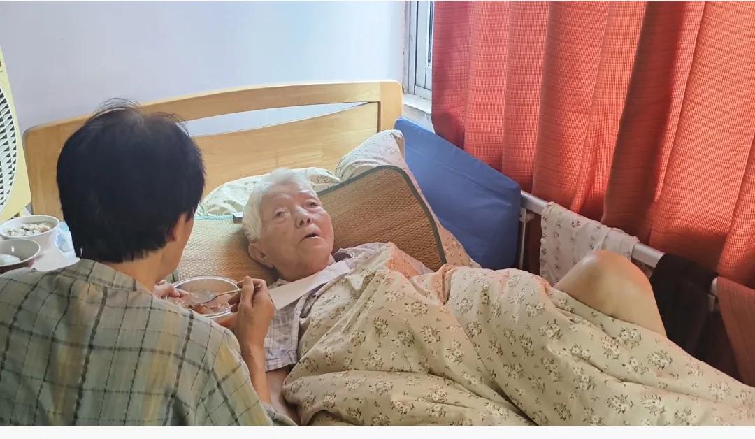 这家养老院离开我家很近，走过去8分钟，非常方便，浦东新区。会同很正规，全上海的统