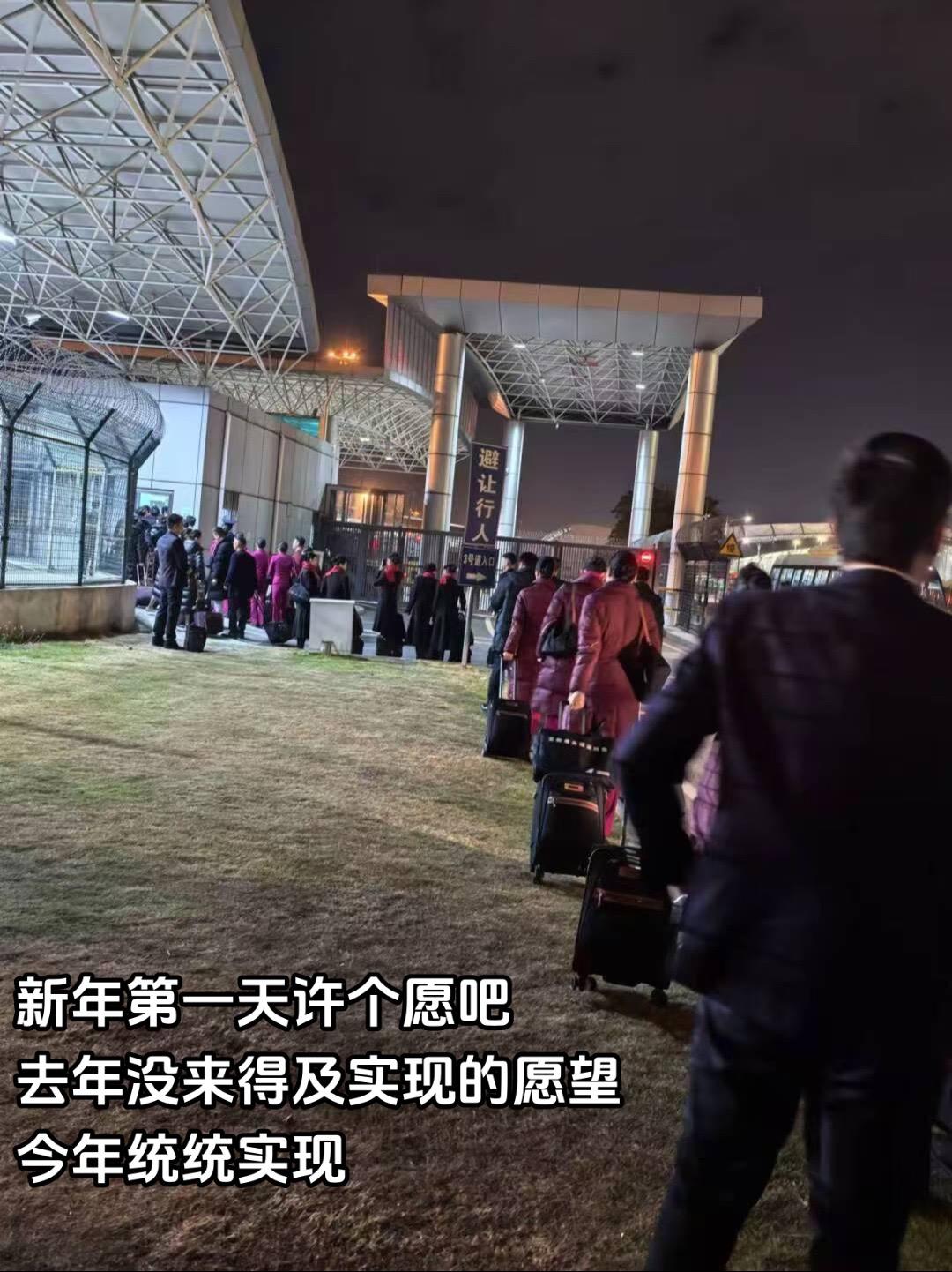 人山人海太热闹了 民航人 拍摄现场 气场全开 制服