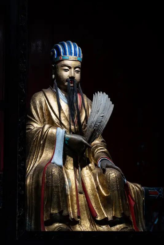 诸葛亮能被千古传诵，那可贵之处就像夜空中的繁星，数都数不清。
文治武功方面，他可