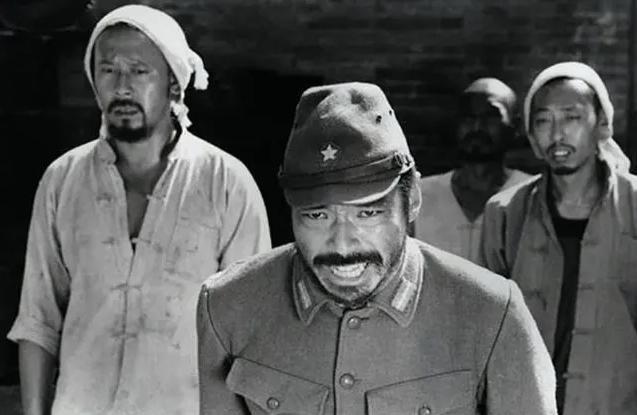1945年8月15日，鬼子挨了一顿胖揍之后，他们终于撑不住了，发布了投降诏书，命