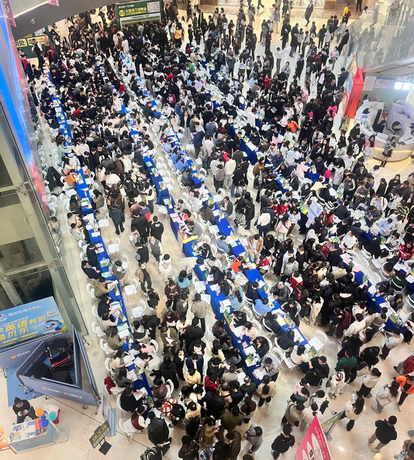 原来还有那么多人会在周末去线下招聘会看机会。 