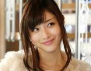 花三三作为顶级雌竞女的成功不全来自于外貌，

她颜值以外的东西就是对普通女生有借