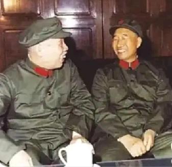 这是两位开国元帅的合影。
         他俩紧挨着坐在一条板凳上，促膝长谈，