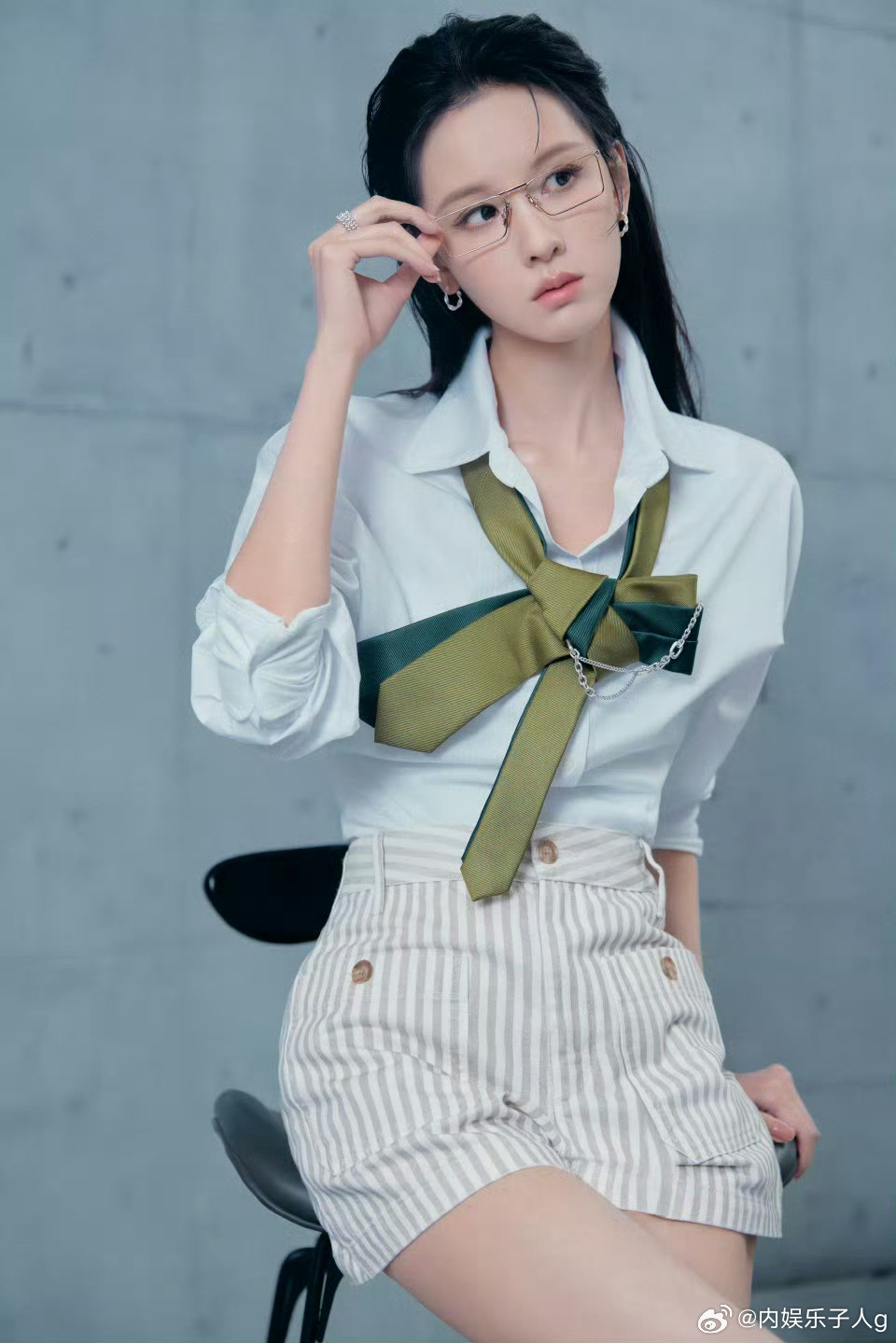 陈都灵的气质真的很特别…长相是内娱喜欢的那种小白花类型，但性格又很大女主，独立清