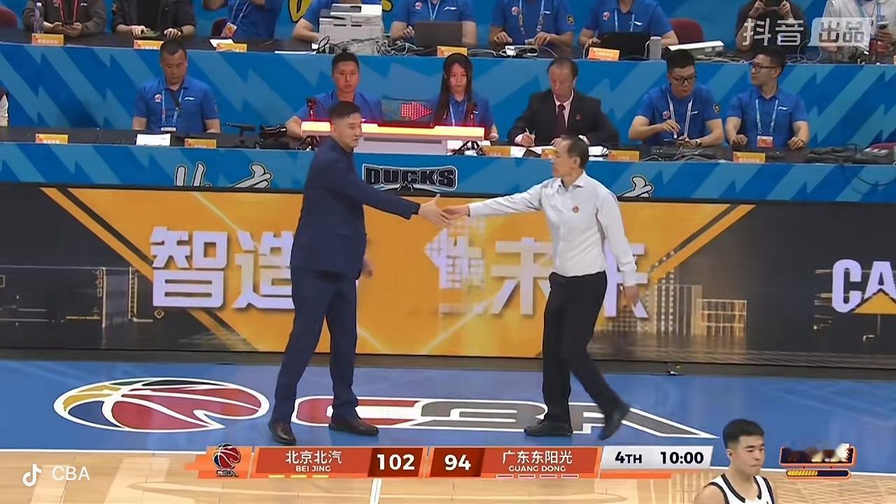 CBA两场八进4⃣️的比赛结束了！

     最终两支排名靠前的主场球队赢得了