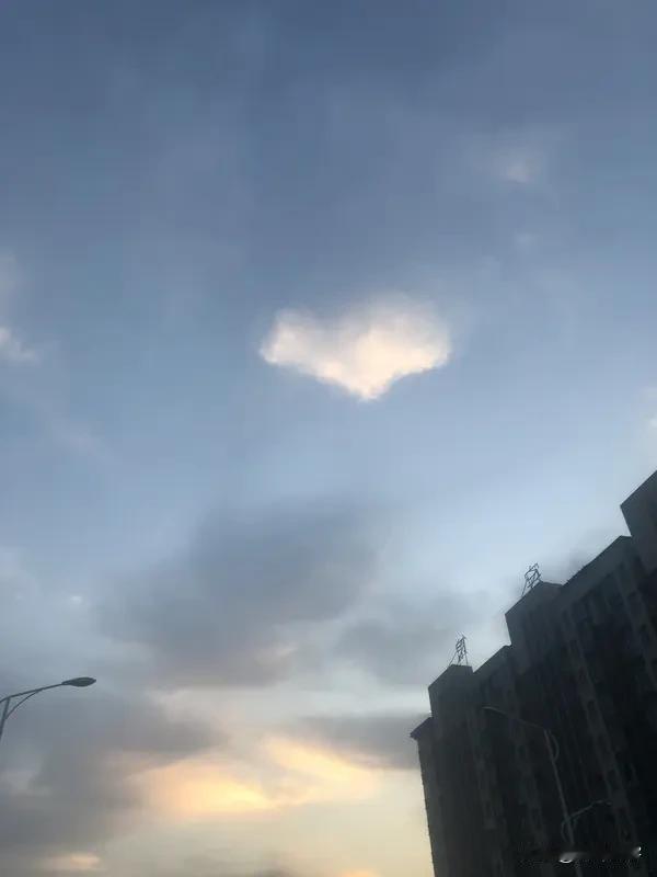 人的一生最大的财富是什么? 
我觉得人生最大的财富就是活在别人的心中，长时间地。