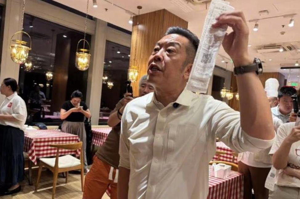 西贝董事长要起诉罗永浩，原因是罗永浩跑到西贝吃了一顿饭以后，直指西贝都是预制菜，