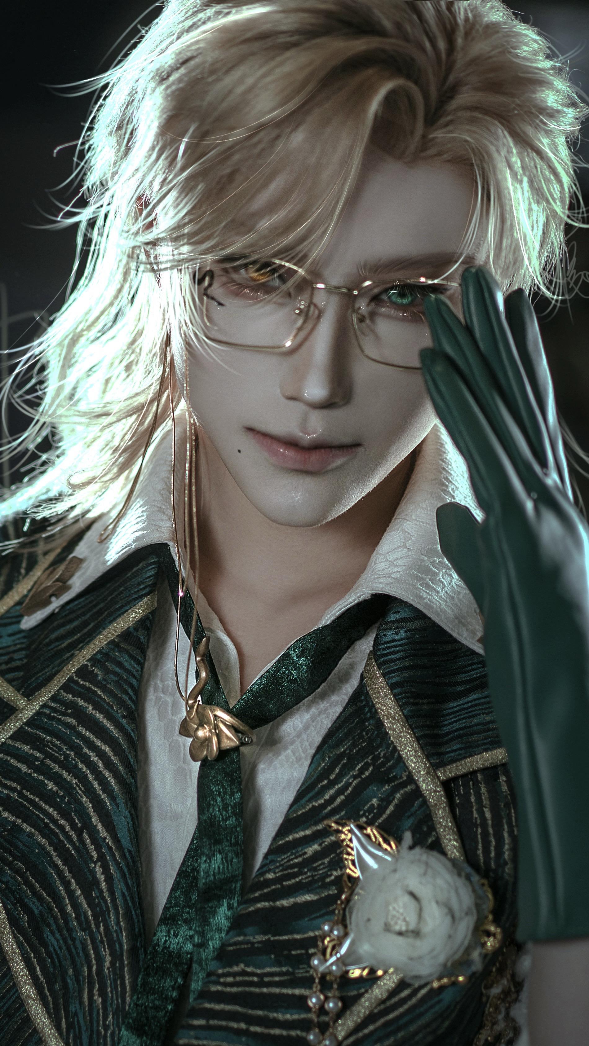 神秘楼梯男子。