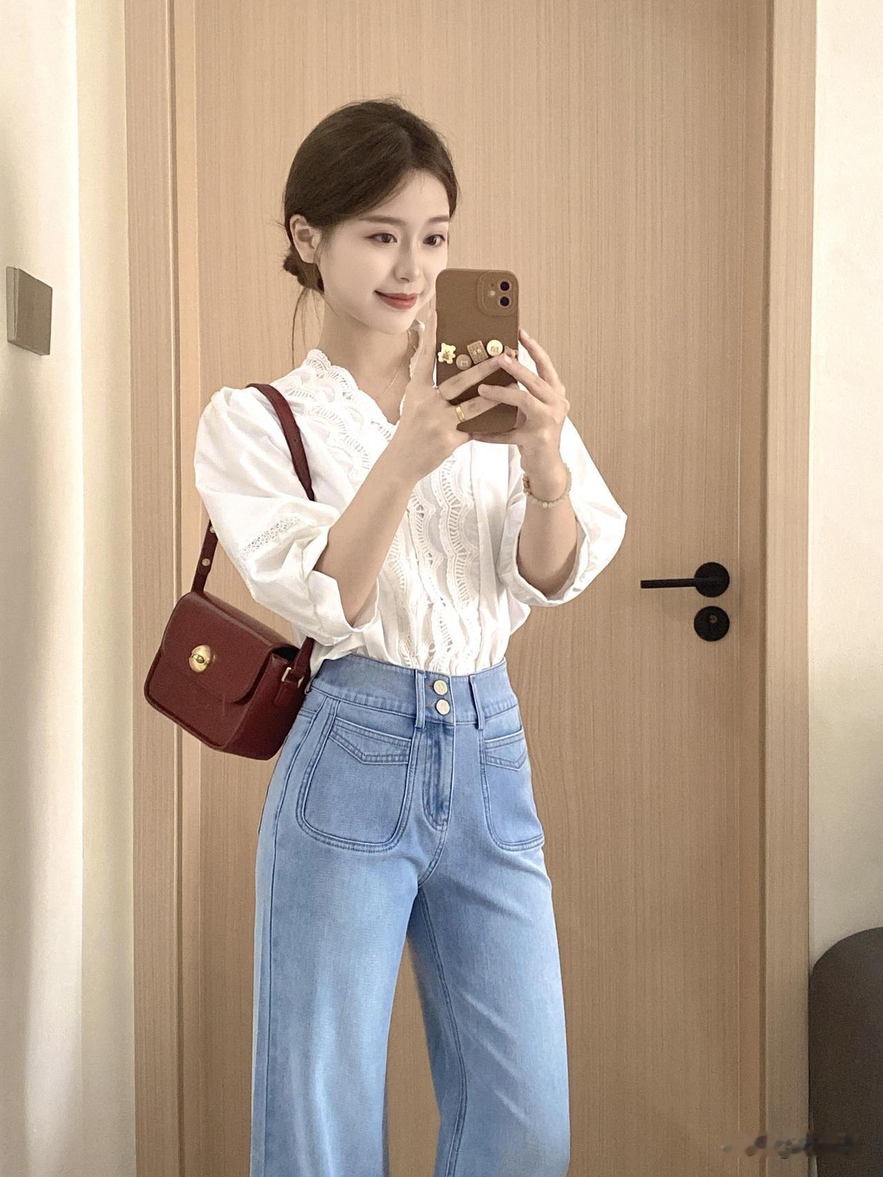 复古风穿搭，白色蕾丝衬衫+高腰牛仔裤，轻松自在！👗👖👟