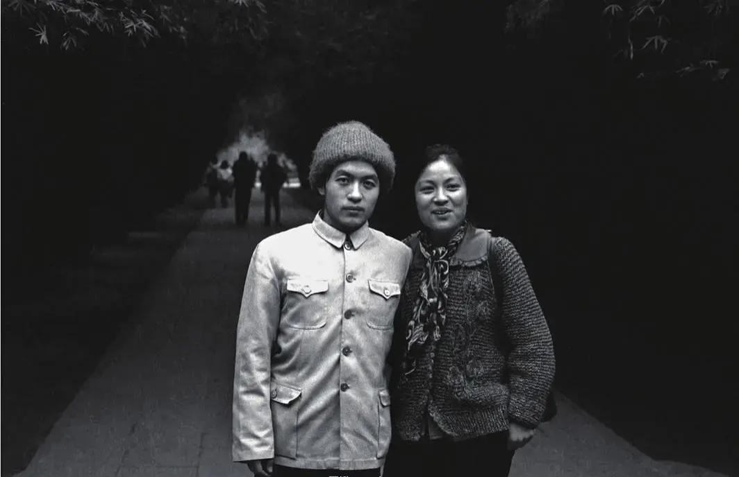照片拍摄于1986年12月的四川成都，曾经的他们也是非常恩爱的夫妻。

1993