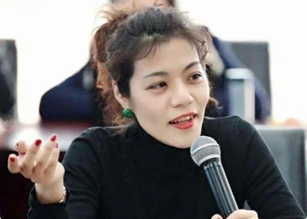 复旦教授陈果说：“把钱看的高于一切的人，一定是个无情的人，为了钱可以牺牲一切的人