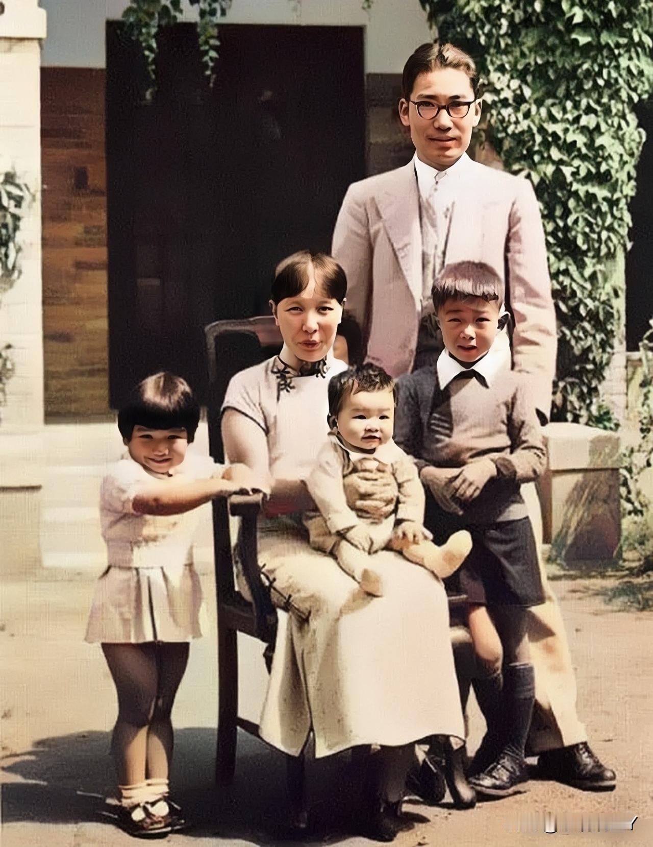 这是冰心与丈夫吴文藻及三个孩子在燕南园的一张全家福，拍摄于上世纪30年代。这而非