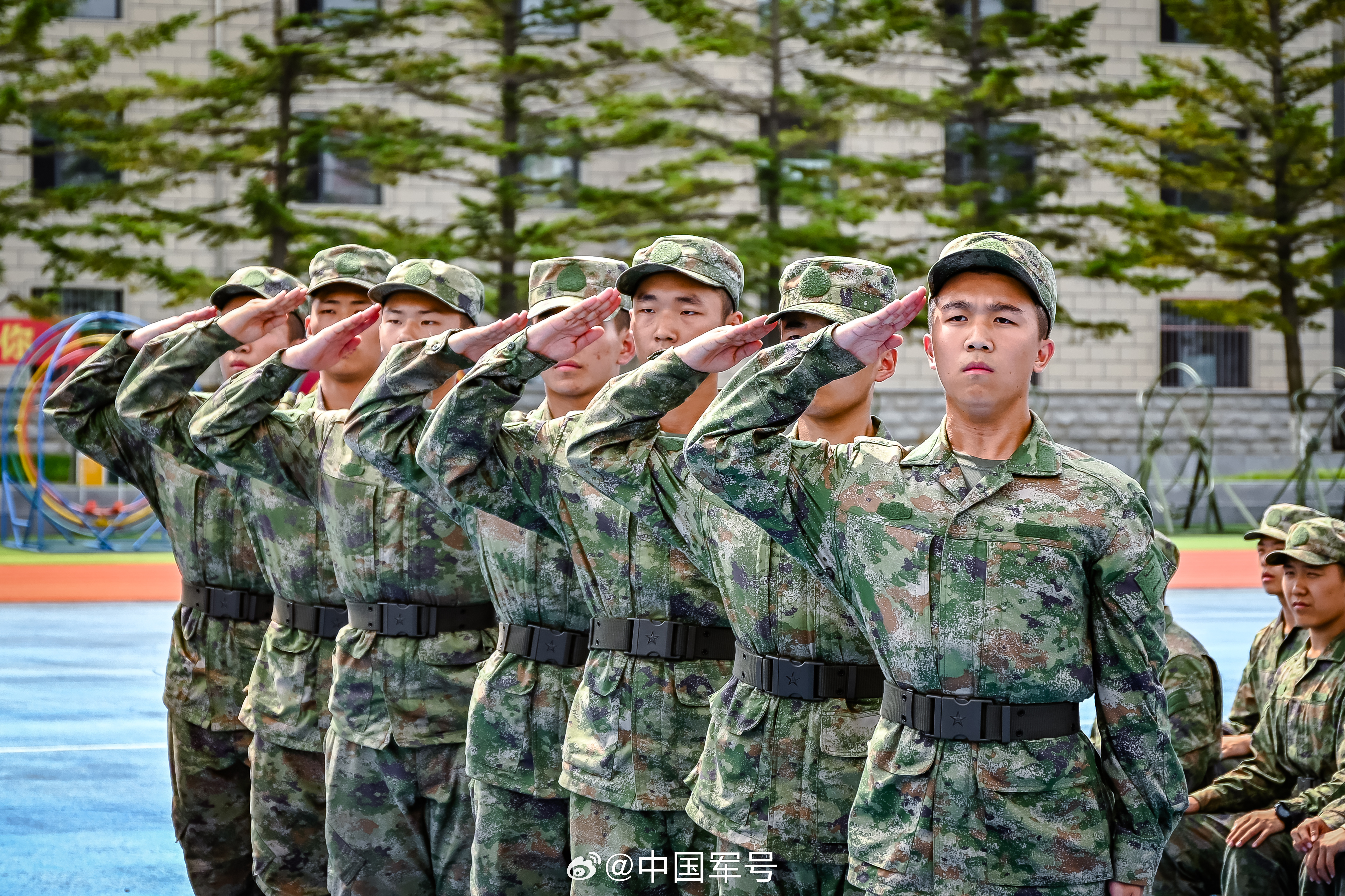 【破茧成蝶！陆军工程大学2025年度新学员入伍训练】近日，陆军工程大学组织202