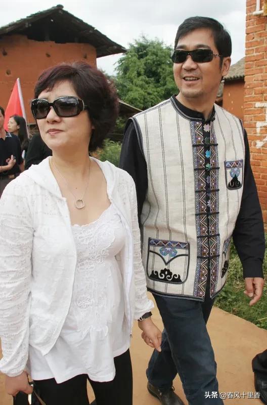 张国立和邓婕这对老戏骨，享受生活那是有一套。70岁的张国立带着67岁的邓婕去澳大