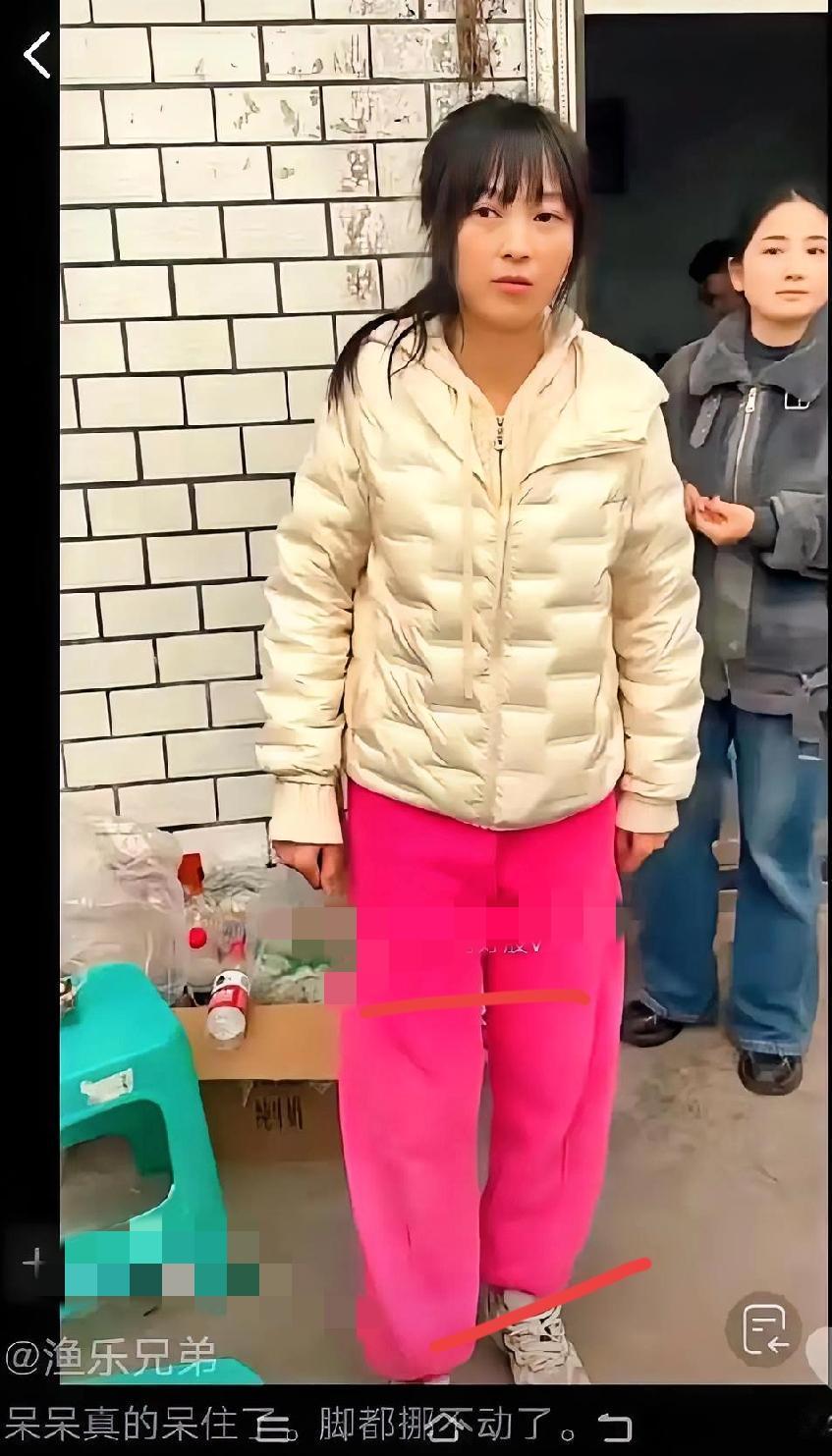 重庆呆呆妹看来了这么多人慌了， 两头猪可能要被吃完， 吓得赶快给爸爸打电话 。 