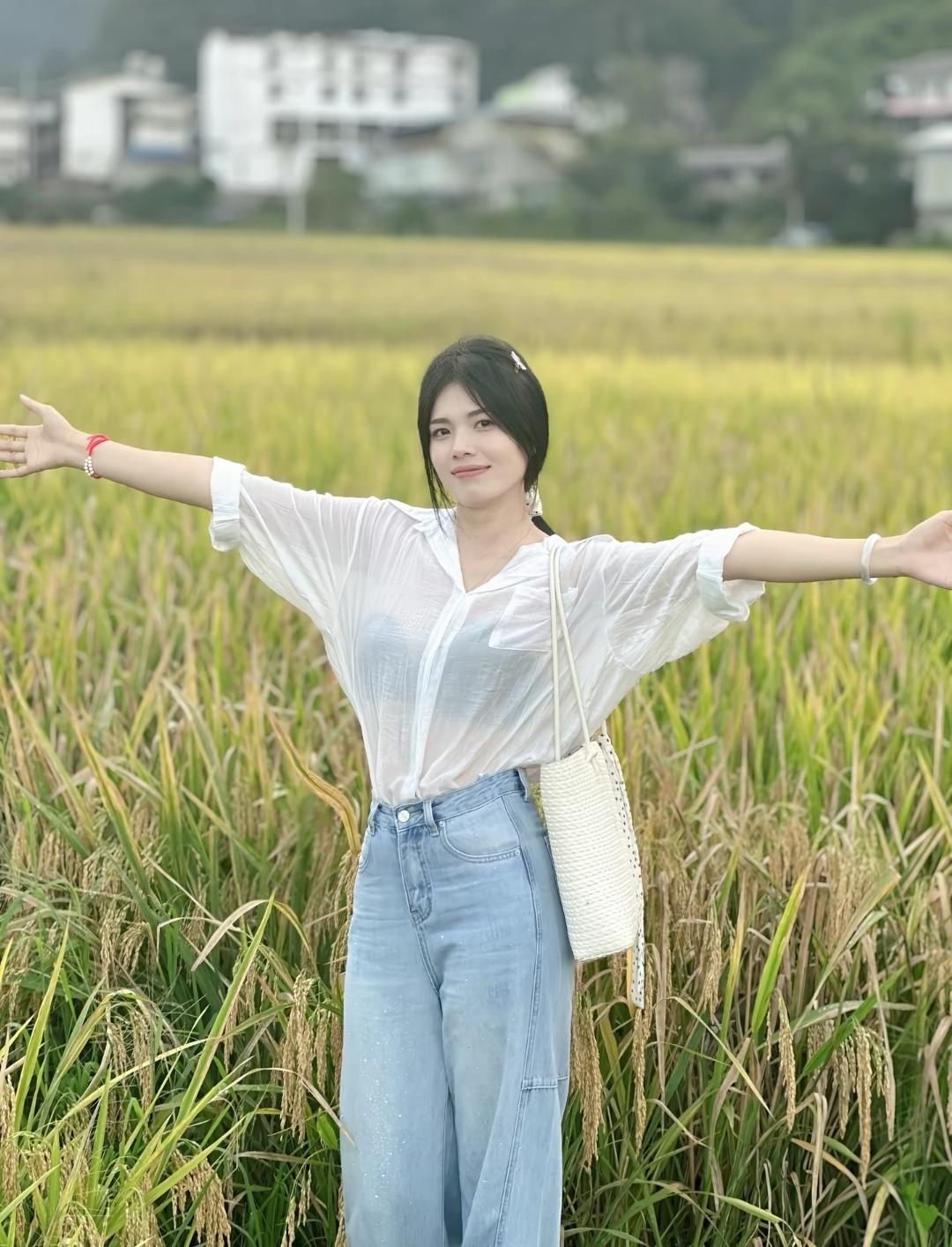 在稻田中拍照