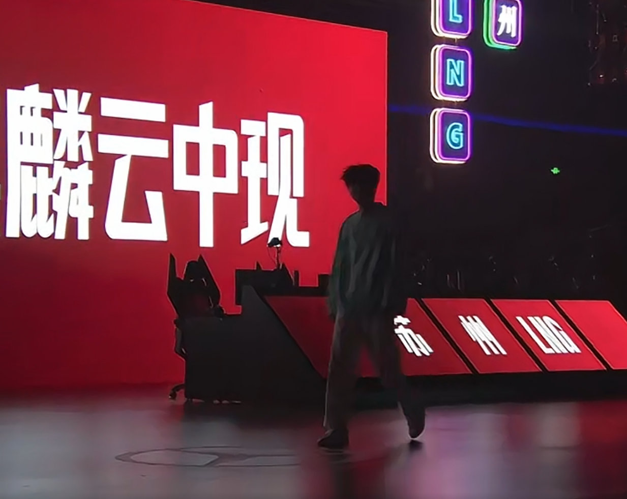 现场什么情况不给开灯是吧[允悲]#转发接龙开新年#​​​#超话创作官# ​​​