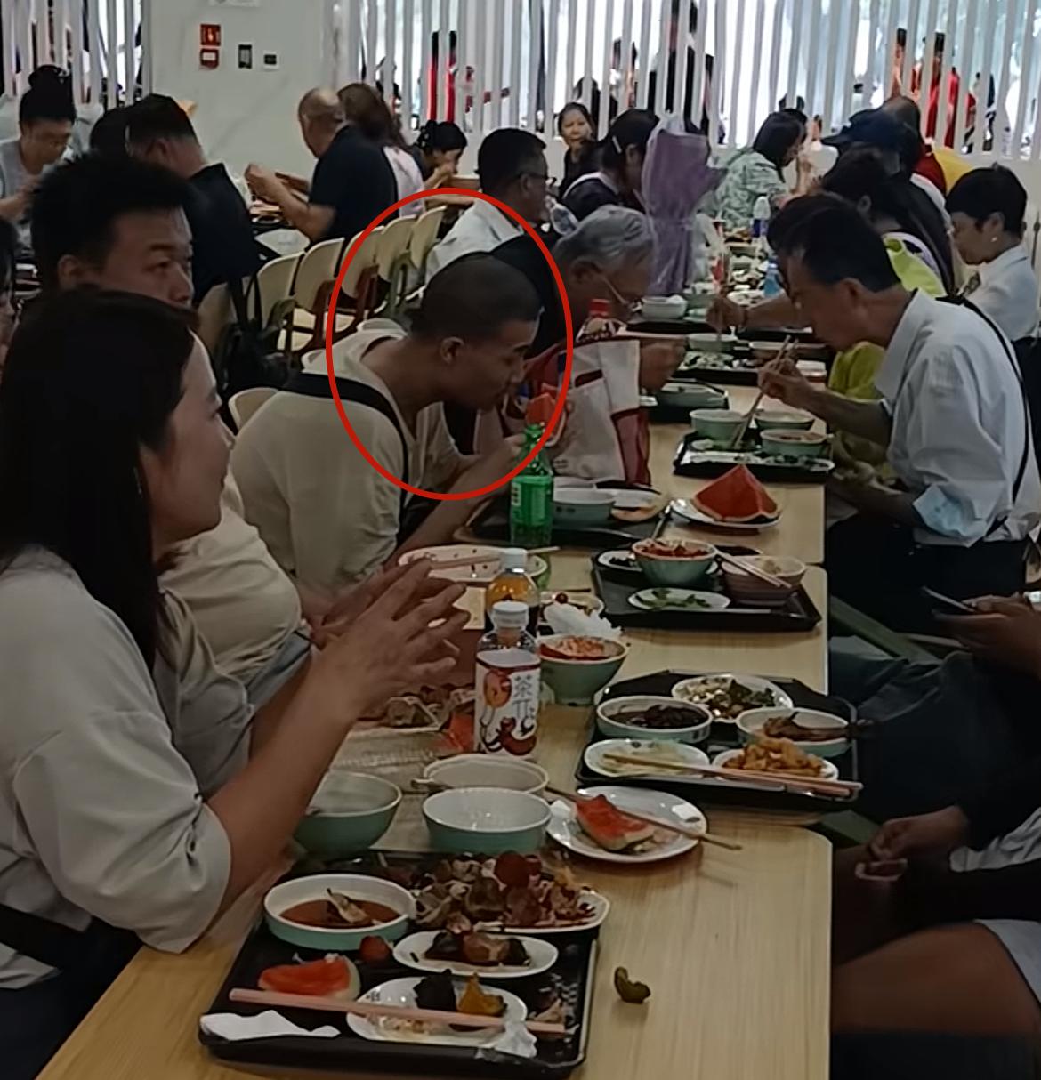 韦东奕另外两个“好习惯”也找到了
一成不变的除了大瓶“农夫山泉”之外，居然还隐藏