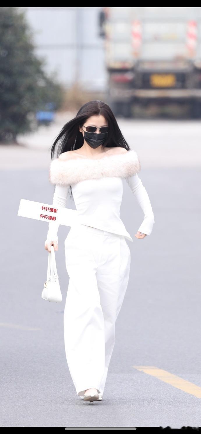 虞书欣毛茸茸上班虞书欣小白兔 虞书欣毛茸茸上班，好像一只小白兔 