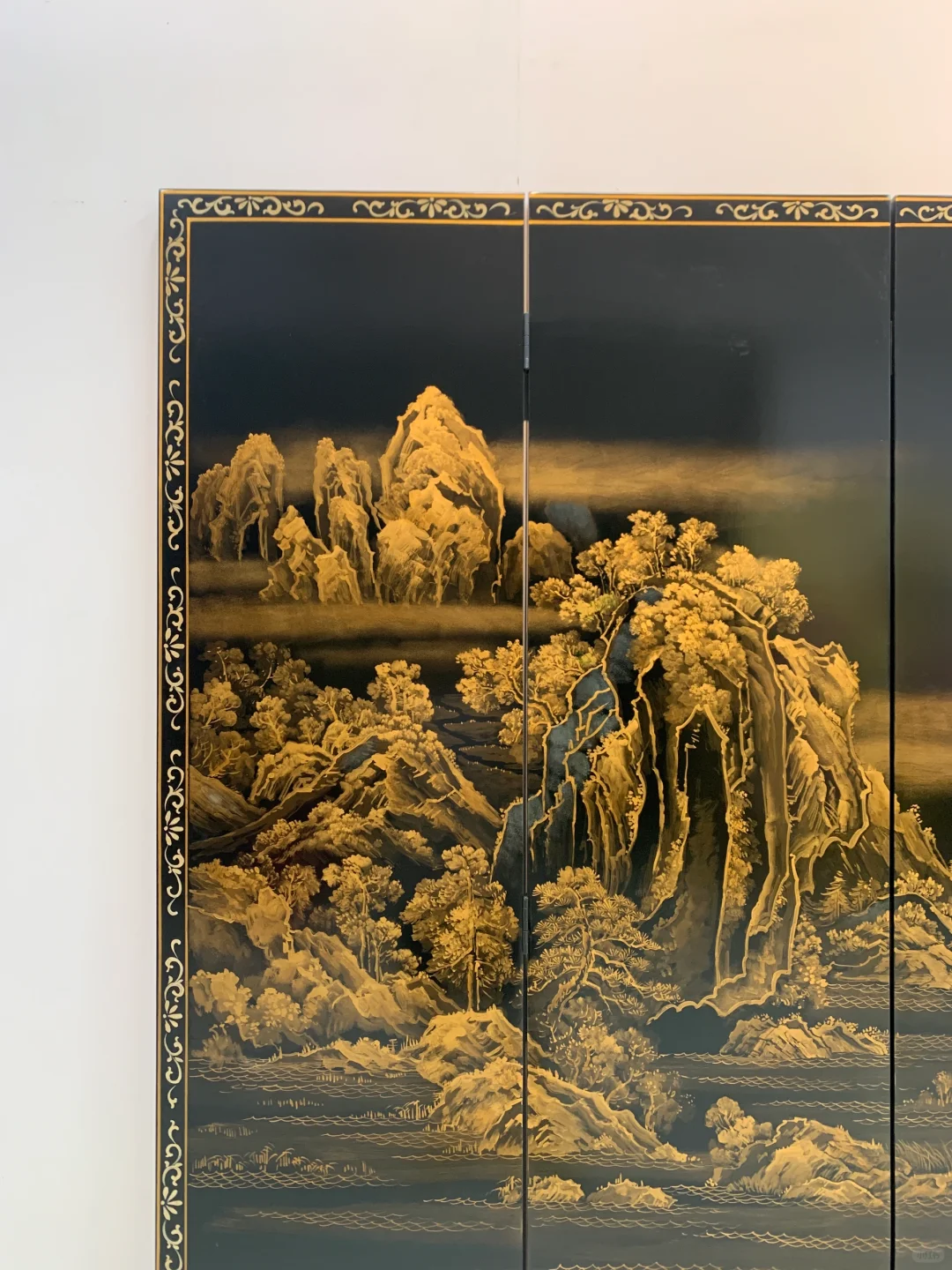 黑金配色给人的感觉是一种深沉、古朴的艺术趣味，具有强烈的视觉冲击力。这...