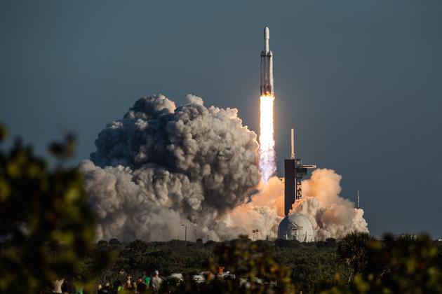 2026年中美登月竞赛进入关键阶段，很多人被美国SLS和星舰的“纸面数据”唬住，