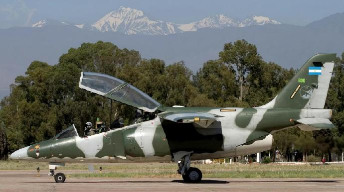 每天认识一件兵器 阿根廷IA-63“彭巴”教练/攻击机机身长度：10.93米机身