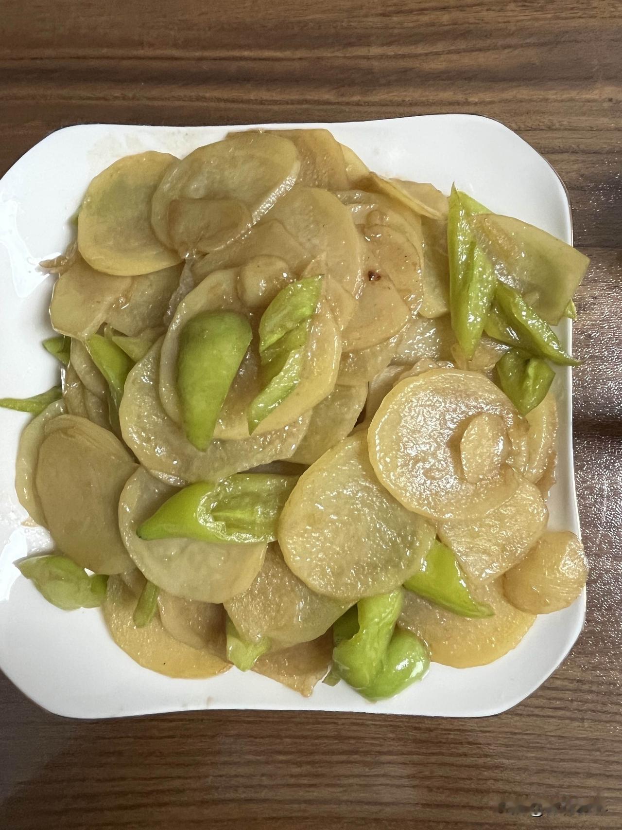 好友们晚上好！白露安康，晚餐愉快！今天的晚餐：
土豆炒辣椒
京酱肉丝
红薯
玉米
